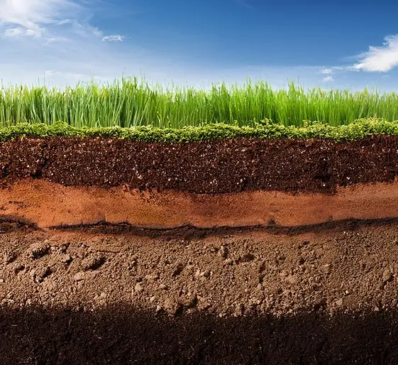 Coupe géologique du sol montrant différentes couches et argiles pour une étude de sol G1 ES et PGC