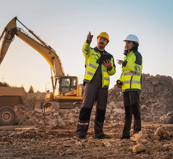 Ingénieurs géotechniciens sur chantier lors d'une mission G3 de suivi géotechnique d'exécution